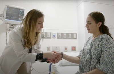 Кодирование Аквилонг в Пугачёве Врач держит пациентку за руку