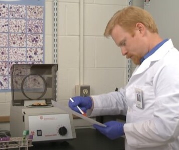 Клиника лечения наркозависимости в Пугачёве Врач в кабинете клиники