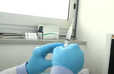 Проведение кодирования Вивитролом в Пугачёве Шприц с Вивитролом в руках у врача